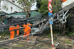Công nhân điện lực ngày đêm khắc phục điện sau bão số 10.