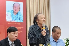 Nhà thơ, nhạc sĩ Đoàn Bổng tại Lễ ra mắt tập thơ "Bắt đầu từ đôi mắt".