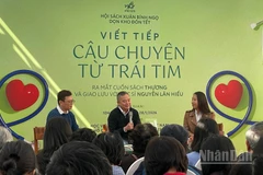 Bác sĩ Ngô Đức Hùng và biên tập viên Nguyễn Hoàng Diệu Thủy tham gia buổi ra mắt sách của bác sĩ Nguyễn Lân Hiếu.