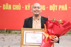 Họa sĩ Lê Hữu Hiếu nhận bằng khen của Ủy ban nhân dân Thành phố Hồ Chí Minh.