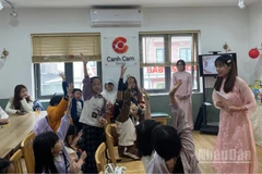 Các em nhỏ hào hứng với buổi ra mắt sách "Tết Ngựa yêu thương".
