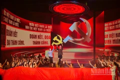 Một tiết mục trong chương trình nghệ thuật chính luận “Mãi mãi niềm tin theo Đảng”. (Ảnh: BẢO LONG)