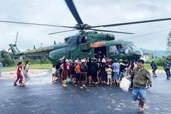 Mang hàng cứu trợ tới xã Phong Liên 1 và Phong Liên 2.