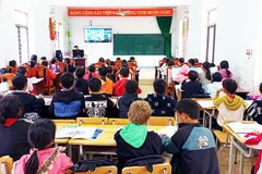 Trường phổ thông bán trú trung học cơ sở Phố Là tổ chức các lớp học trực tuyến môn tiếng Anh.