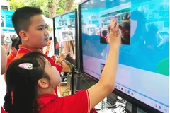 Cần trang bị tốt về bản sắc văn hóa và bản lĩnh xã hội khi tham gia môi trường mạng và sử dụng các ứng dụng công nghệ. Ảnh: HOÀNG HOA