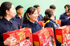 COTECCONS trao tặng 1.000 phần quà “xây Tết” cho công nhân vệ sinh tại TP. Hồ Chí Minh.