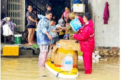 Những phần quà nhỏ, chia sẻ với bà con vùng trũng đang chật vật sau lũ. Ảnh: TRƯƠNG ĐỊNH