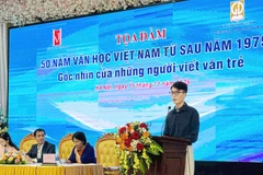 Nhà văn trẻ Trần Văn Thiên phát biểu tại tọa đàm. Ảnh: LỮ MAI