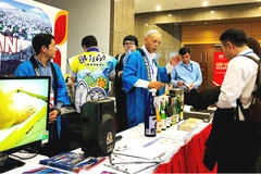 Doanh nghiệp Nhật Bản giới thiệu sản phẩm. Ảnh: THANH TÂM