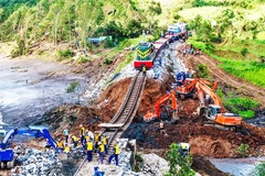 Ngành đường sắt tập trung nhân lực khắc phục vị trí sạt lở trôi nền đường trên địa bàn Đắk Lắk khiến ray đường sắt treo lơ lửng trên không.