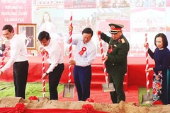 Các đại biểu khởi công xây dựng công trình Trường phổ thông nội trú liên cấp tiểu học và trung học cơ sở xã Khuất Xá (Bắc Kạn).