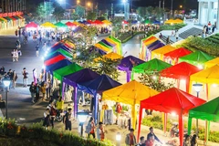 Chợ đêm sinh viên ở làng đại học. Ảnh: VNE