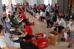 Những người tham gia hiến máu tình nguyện giúp đời.