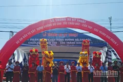 Quang cảnh cắt băng thông xe kỹ thuật.