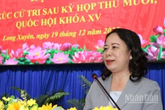 Phó Chủ tịch nước Võ Thị Ánh Xuân phát biểu tại buổi tiếp xúc cử tri phường Long Xuyên.