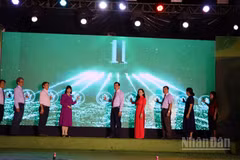 Các đại biểu bấm nút khai mạc Ngày hội Bánh dân gian Nam Bộ.