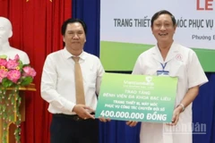 Giám đốc Vietcombank Chi nhánh Bạc Liêu trao tặng trang thiết bị y tế phục vụ công tác chuyển đổi số cho bác sĩ chuyên khoa 2 Mã Quốc Thiện, Giám đốc Bệnh viện đa khoa Bạc Liêu, tỉnh Cà Mau.