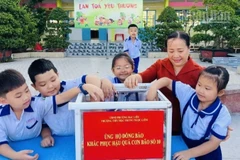 Cô Nguyễn Thị Nguyệt, Bí thư Chi bộ, Hiệu trưởng Trường tiểu học Phùng Ngọc Liêm (phường Bạc Liêu, tỉnh Cà Mau) và các em học sinh của trường tích cực tham gia ủng hộ đồng bào khắc phục hậu quả mưa bão thời gian qua.