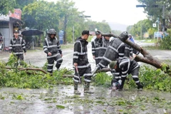 Cán bộ, chiến sĩ Trung đoàn Cảnh sát Cơ động Bắc Trung Bộ tích cực tham gia khắc phục hậu quả bão số 5.