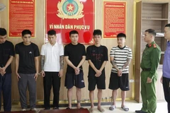 Các đối tượng trong đường dây trộm cắp và tiêu thụ xe gian bị bắt giữ. Ảnh: Công an Nghệ An.