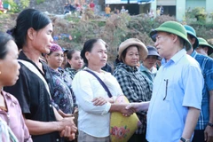 Phó Thủ tướng Chính phủ Hồ Đức Phớc chia sẻ với người dân xã Mỹ Lý.