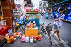 Người đi bộ buộc phải đi xuống lòng đường.