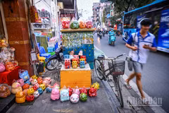 Người đi bộ buộc phải đi xuống lòng đường.