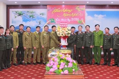 Đoàn đại biểu Công an tỉnh Bô Ly Khăm Xay chúc Tết Công an tỉnh Nghệ An.