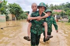 Bộ đội Biên phòng tỉnh Nghệ An sơ tán người dân trong mưa lũ hồi tháng 7/2025. (Ảnh: HẢI THƯỢNG)