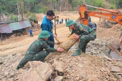 Quả bom có đường kính 40cm, dài 140cm, nặng khoảng 250kg. (Ảnh: TRỌNG KIÊN)