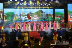 Quang cảnh khai mạc liên hoan.