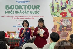 Hai tác giả Huỳnh Mai Liên và Bảo Bình giới thiệu với độc giả nhí quả bàng vuông từ Trường Sa.