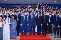 Thủ tướng Phạm Minh Chính với lãnh đạo và sinh viên Đại học Phenikaa. 