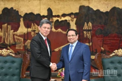 Thủ tướng Phạm Minh Chính tiếp Phó Tổng Thư ký Đảng Hành động Nhân dân Singapore, Bộ trưởng Điều phối các Dịch vụ Công kiêm Bộ trưởng Quốc phòng Chan Chun Sing.