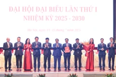 Thủ tướng trao quyết định và chụp ảnh chung với Ban Thường vụ Đảng bộ Bộ Ngoại giao.