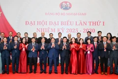 Bí thư Đảng ủy Chính phủ, Thủ tướng Chính phủ Phạm Minh Chính với các lãnh đạo Đảng bộ Bộ Ngoại giao. (Ảnh: TRẦN HẢI)