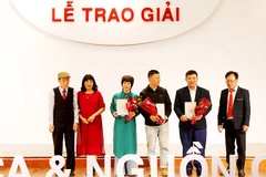 Trao giải A của cuộc thi. Ảnh: ANH QUÂN