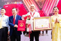 Nhiếp ảnh gia Nguyễn Á nhận kỷ lục Việt Nam