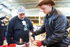 Friesen trải nghiệm tại hội chợ hướng nghiệp. Ảnh: THE GLOBE AND MAIL