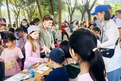 Gian hàng làm thủ công thu hút đông đảo học sinh tham gia.