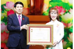 Chủ tịch nước Lương Cường trao tặng danh hiệu Anh hùng Lao động cho bà Nguyễn Thị Phương Thảo. 