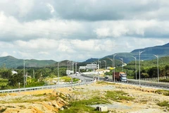 Đẩy mạnh giải ngân vốn đầu tư cho các dự án đường cao tốc Bắc - Nam góp phần thúc đẩy tăng trưởng tín dụng. Ảnh: NAM ANH