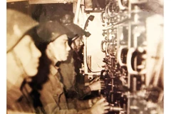 Kíp trắc thủ điều khiển tiểu đoàn 52, Đơn vị Anh hùng Lực lượng vũ trang nhân dân (từ ngoài vào trong: Trần Hay, trắc thủ phương vị; Hoàng Văn Nam, trắc thủ cự ly; Vương Thái Thanh, trắc thủ góc tà).