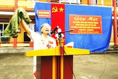 Bác Nguyễn Hưng Canh giới thiệu kỷ vật chiến tranh khi nói chuyện với học sinh tại các trường.