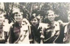 5 cựu sinh viên khoa Lịch sử, từ trái sang: Ngô Ngọc Thắng (K15), Nguyễn Đình Lê (K14), Lê Tất Vinh (K16), Ngô Đăng Tri (K15), Đặng Công Nga (K13) tại A-tô-pơ (Lào) tháng 3/1973.