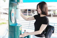 Các điểm “Refill” nước miễn phí góp phần thay đổi thói quen dùng chai nhựa của du khách khi đến tham quan Huế. 