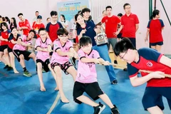 Trò chơi dân gian giúp trẻ được trải nghiệm sinh hoạt nhóm, tập thể và bồi bổ cho tâm hồn những xúc cảm nhân văn.