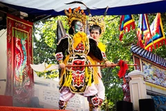 Hết mình trên sân khấu.