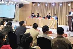 Lãnh đạo phường Hồng Hà giải đáp thắc mắc của người dân về GPMB dự án cầu Trần Hưng Đạo.