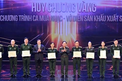 Thượng tá Nguyễn Xuân Hùng, Đoàn trưởng Đoàn Văn công Quân khu 7 (thứ 2 bên trái) nhận Huy chương Vàng cho Chương trình xuất sắc nhất tại Hội diễn nghệ thuật chuyên toàn quân năm 2023.
